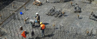 sm调教安全实践工作坊现场，讲师在白板前讲解绳结技术，学员认真记录